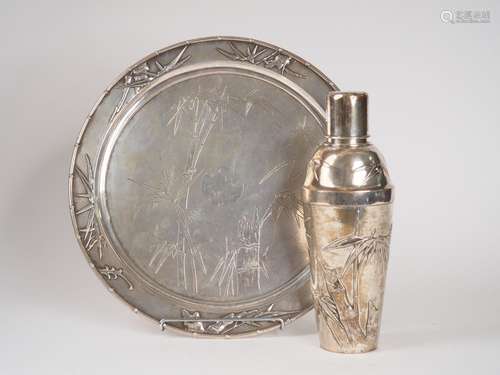 Shaker en argent étranger et un plateau décor de bambou. Ind...