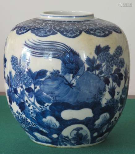 Vase à large panse et petit col, en porcelaine bleu-blanc, à...