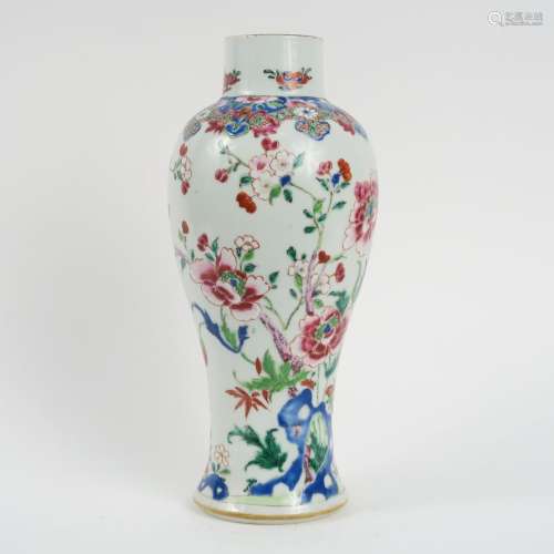 Vase balustre en porcelaine et émaux de la famille rose, à d...
