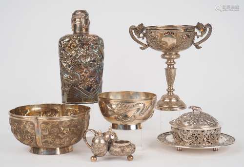 Ensemble d'objets en argent étranger : trophée, une coupe po...