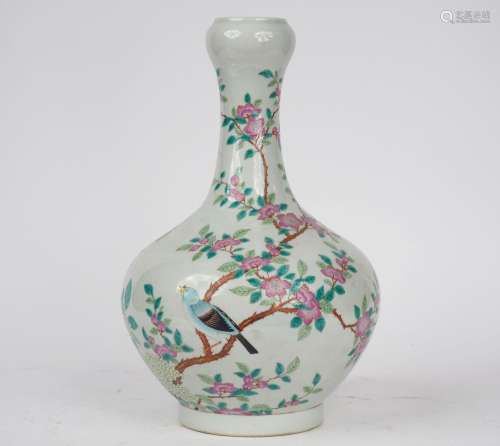 Vase pansu à long col forme bulbe, en porcelaine et émaux de...