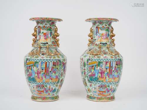 Paire de vases balustres en porcelaine de la famille rose, d...