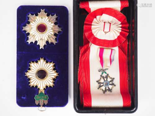 Deux décorations de l’Ordre du Soleil Levant, Kyokujitsu shô...