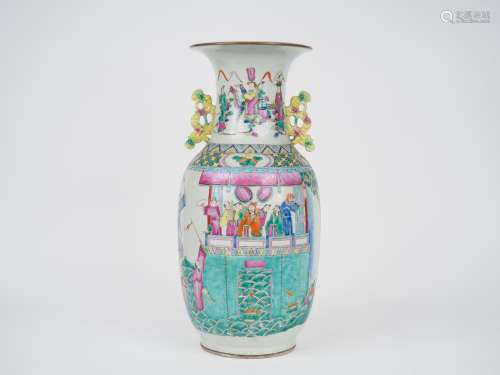Vase de forme balustre en porcelaine et émaux famille rose, ...