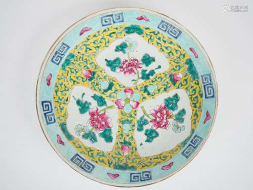 Plat en porcelaine de Canton, famille rose, décor de fleur d...