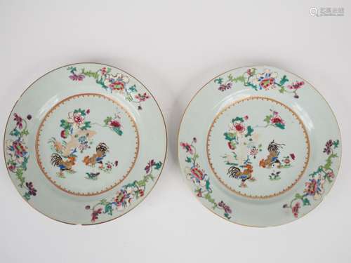 Paire d'assiettes en porcelaine et émaux de la famille rose,...