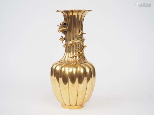 Vase à panse godronnée en bronze, à décor de dragons. Indoch...