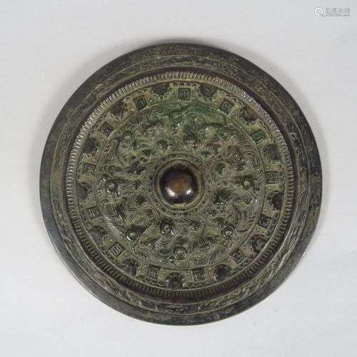 Miroir circulaire en bronze, de belle patine. Chine, fin de ...