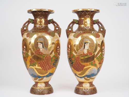 Paire de vases en faience de Satsuma décor de ara et de bamb...