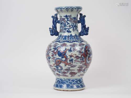 Vase de forme balustre en porcelaine, décor en bleu et rouge...
