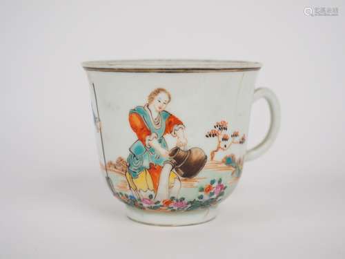 Tasse en porcelaine et émaux de la famille rose, décor de pe...