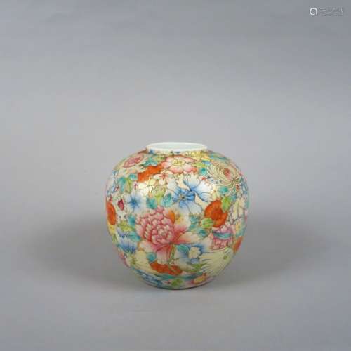 Vase boule, décor mille fleurs. Marque apocryphe Qianlong. C...