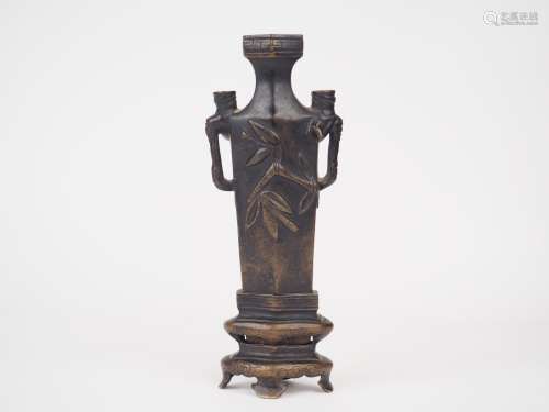 Vase soliflore de forme hexagonale en bronze de patine brune...