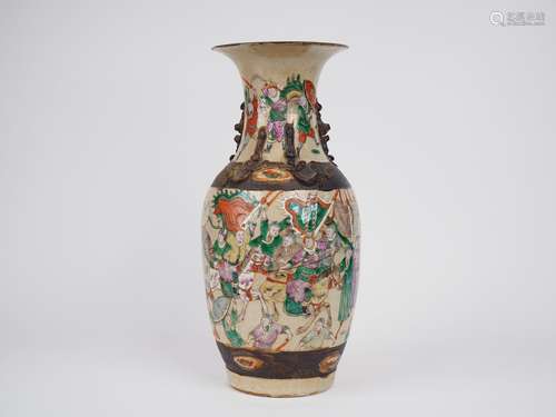 Vase balustre en porcelaine de Nankin décor polychrome de gu...