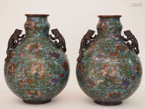 Paire de vases en bronze et émaux champlevés, décor polychro...