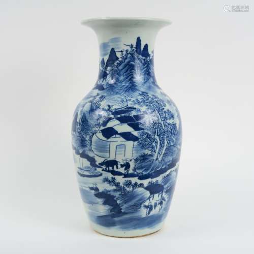 Vase balustre en porcelaine bleu blanc, à décor d'un village...