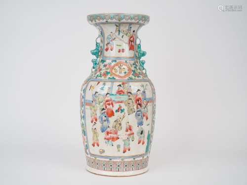 Vase de forme balustre en émaux de la famille rose, décor de...
