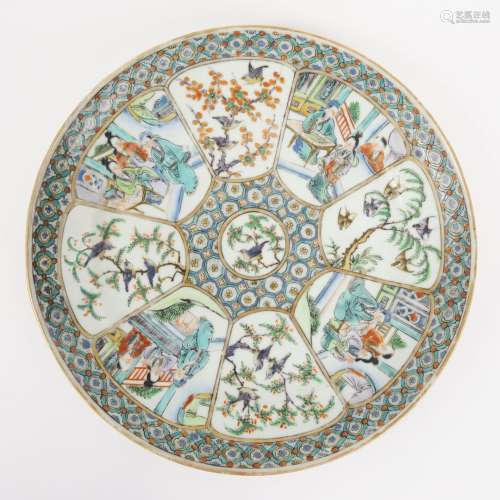 Assiette en porcelaine de Canton, à décor de personnages dan...