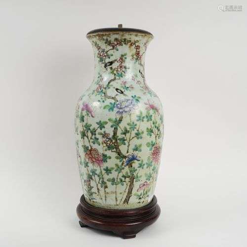 Vase balustre en porcelaine et émaux de la famille rose, à d...
