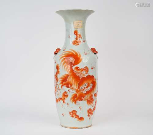 Vase balustre en porcelaine, à décor émaillé corail de lions...
