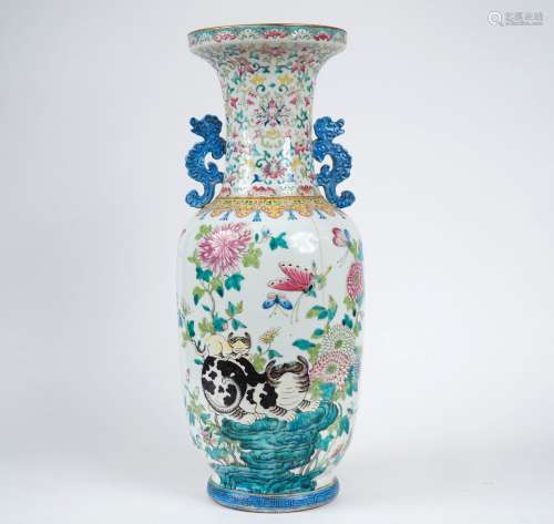 Grand vase de forme balustre, famille rose, décor de chats, ...