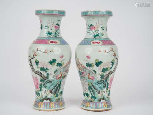 Paire de vases de forme balustre en porcelaine et émaux de l...
