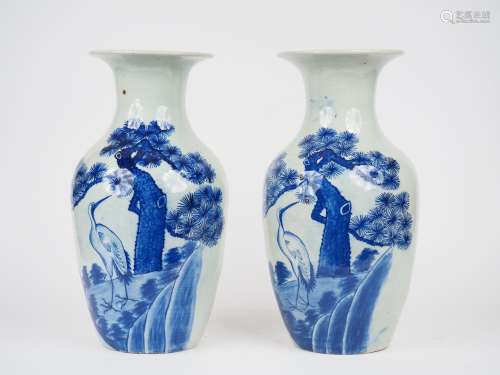 Paire de vases balustre en porcelaine à décor en bleu sur fo...