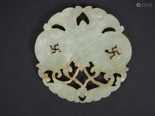 Pendentif circulaire en jade, à décor ajouré. Chine, XIXème ...