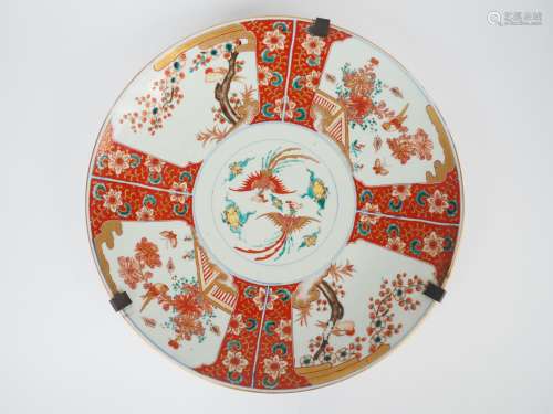 Important plat en porcelaine d'Imari, décor de phoenix, oise...