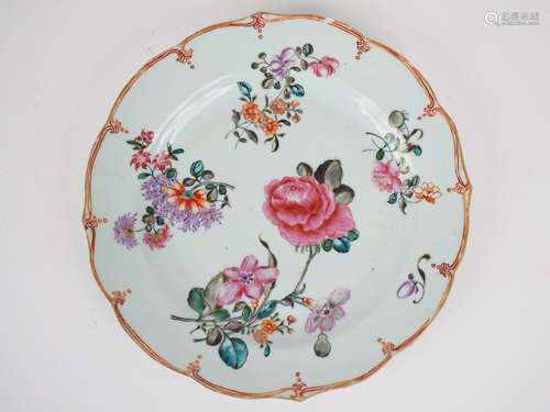 Assiette floriforme en porcelaine et émaux de la famille ros...