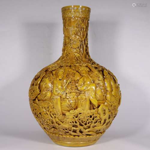 清 乾隆黄釉雕刻人物天球瓶