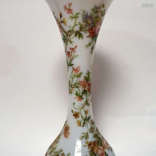 Important vase soliflore en opaline blanche animé de guirlan...