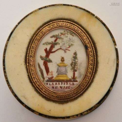 BOITE en ivoire avec miniature sur porcelaine cerclée or (?)...