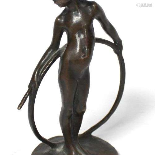 Bernhard HOETGER (1874-1949) Fillette au cerceau. Bronze à p...