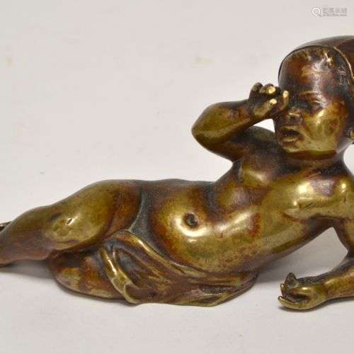 Petit SUJET en bronze doré, enfant allongé pleurant. L. 7 cm