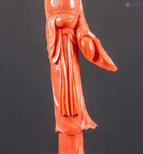 Statuette en corail rouge orangée représentant une jeune fem...
