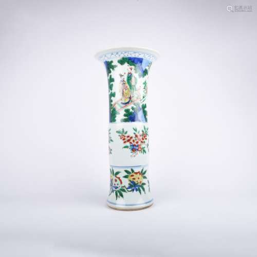 Vase Gu en porcelaine et émaux de la famille verte, à décor ...