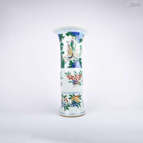 Vase Gu en porcelaine et émaux de la famille verte, à décor ...