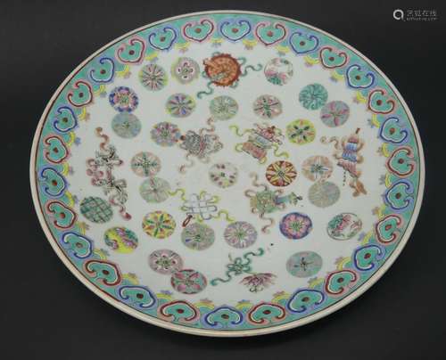 Grande assiette en porcelaine et émaux polychromes à décor d...