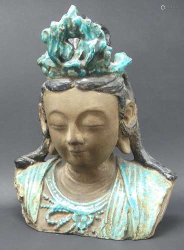 Tête de Guanyin en terre vernissée. XXe H : 30 cm