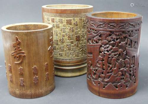 Trois porte-pinceaux en bambou sculpté à décor d'idéogrammes...