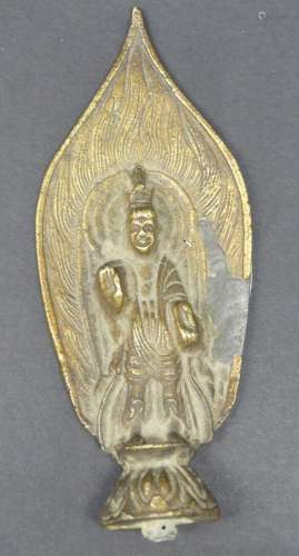 Stèle votive en bronze représentant un Bouddhe debout sur un...