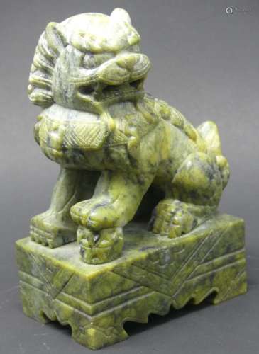 Sujet en serpentine représentant un chien de Fô. Chine, débu...
