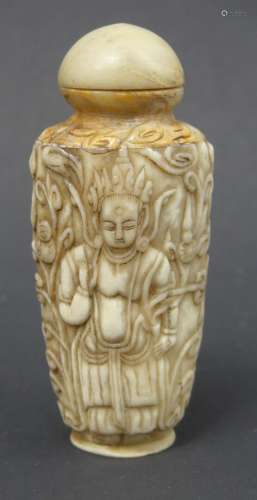 Flacon tabatière en ivoire sculpté de Bouddha, et d'une asse...