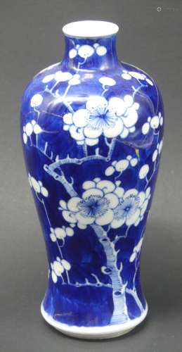 Petit vase balustre en porcelaine blanc-bleu à décor d'arbre...
