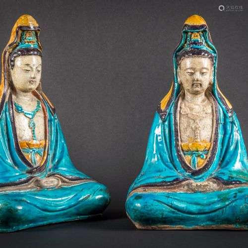 Deux Guanyns Avalokiteçvara en terre-cuite émaillée, glaçure...