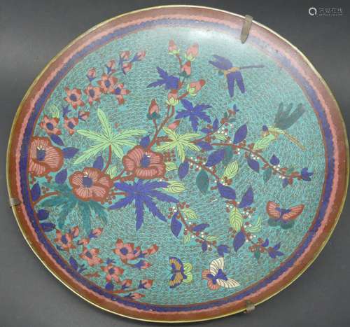 Plat rond à talon en émaux cloisonnés à décor de fleurs et l...