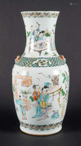 Vase en porcelaine et émaux de la famille verte à décor d'as...