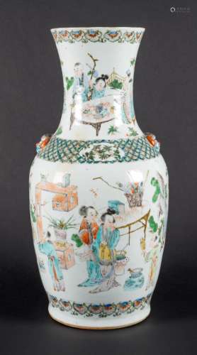 Vase en porcelaine et émaux de la famille verte à décor d'as...