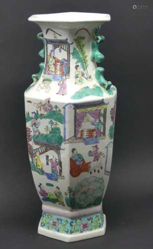 Vase à panse hexagonale en porcelaine polychrome à décor de ...